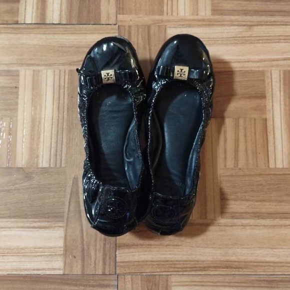 Tory Burch Black Patent Leather Ballet Flats Sz 6W - Picture 2 of 3